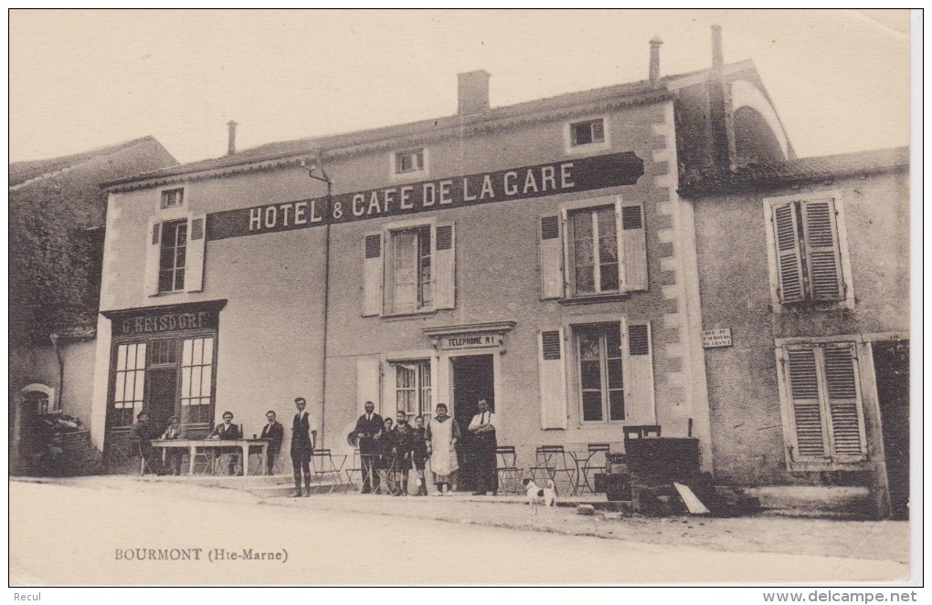 HAUTE MARNE -  BOURMONT   ( - Belle Vue Sur L´ HOTEL $ CAFE DE LA GARE Avec  De Nombreux Personnages - N´a Pas Circulé ) - Bourmont