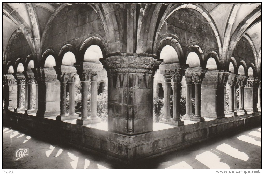 ELNE (Pyrénées Orientales) - L'Eglise Vue Du Plateau - Le Cloître - Elne