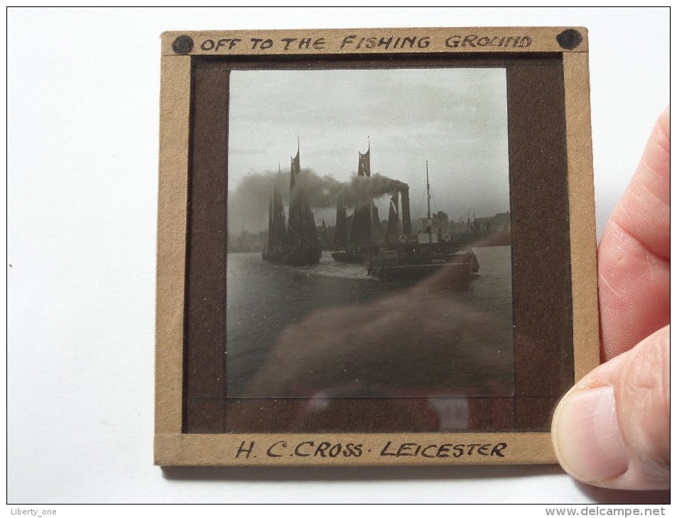 H. C. Cross Leicester Off To The Fishing ........ ( U.K. Leicester ) : Plaat +/- 8 X 8 Cm. ( Zie Foto Voor Details ) ! - Plaques De Verre