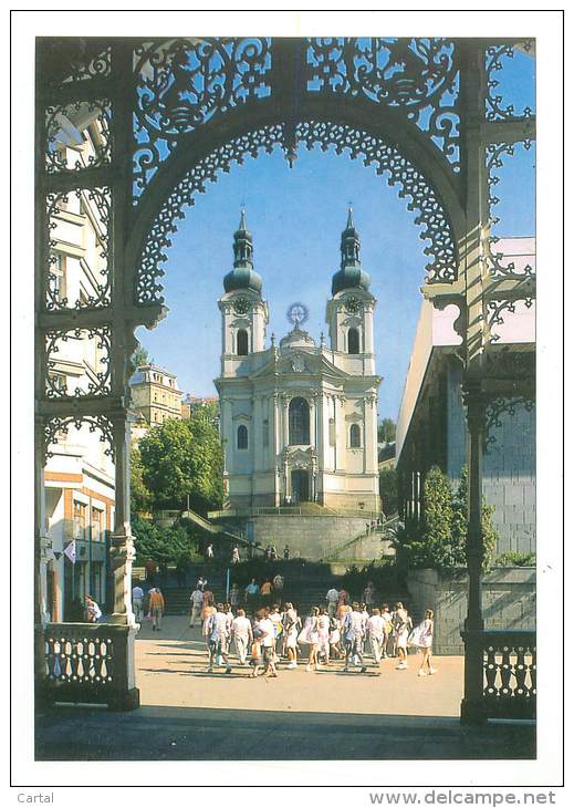 CPM - KARLOVY VARY - Trzni Kolonada A Kostel Mari Magdaleny - Tchéquie