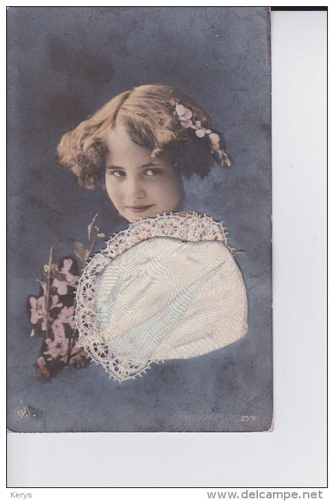 JEUNE FILLE ET SON BONNET DE SAINTE -CATHERINE - Portretten