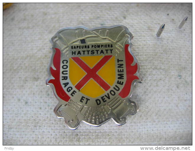 Pin´s Des Sapeurs Pompiers De HATTSTATT (Dépt 68) Courage Et Dévouement - Feuerwehr