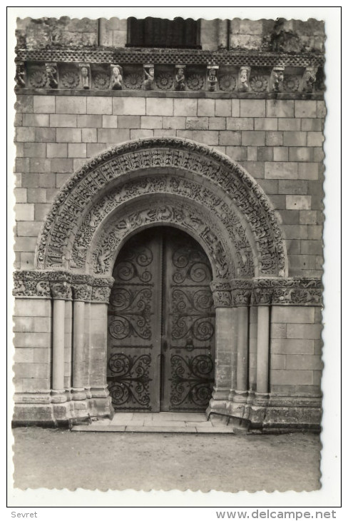 CHATEAUNEUF SUR CHARENTE. - Le Porche De L´Eglise St-Pierre. Cpsm - Chateauneuf Sur Charente