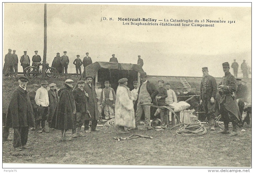 MONTREUIL BELLAY. Catastrophe Du 23 Novembre 1911. Les Scaphandriers Etablissant Leur Campement. - Montreuil Bellay