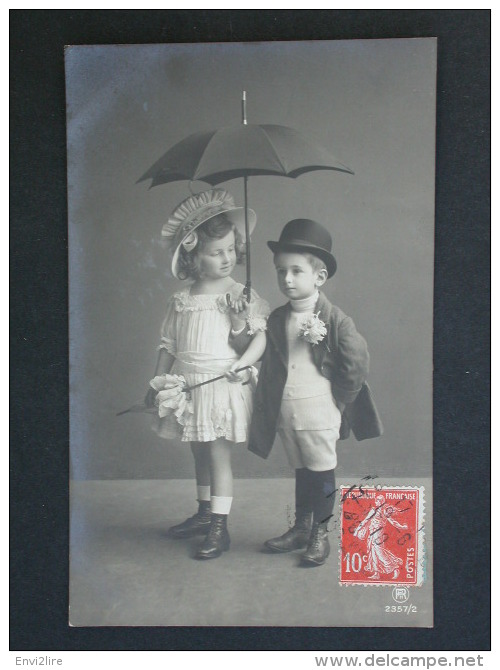 Ref3180 WA  Carte Photo Couple D'enfants Chic Avec Accessoires  (parapluie, Ombrelle, Chapeaux...) - N°2357/2 - Portraits