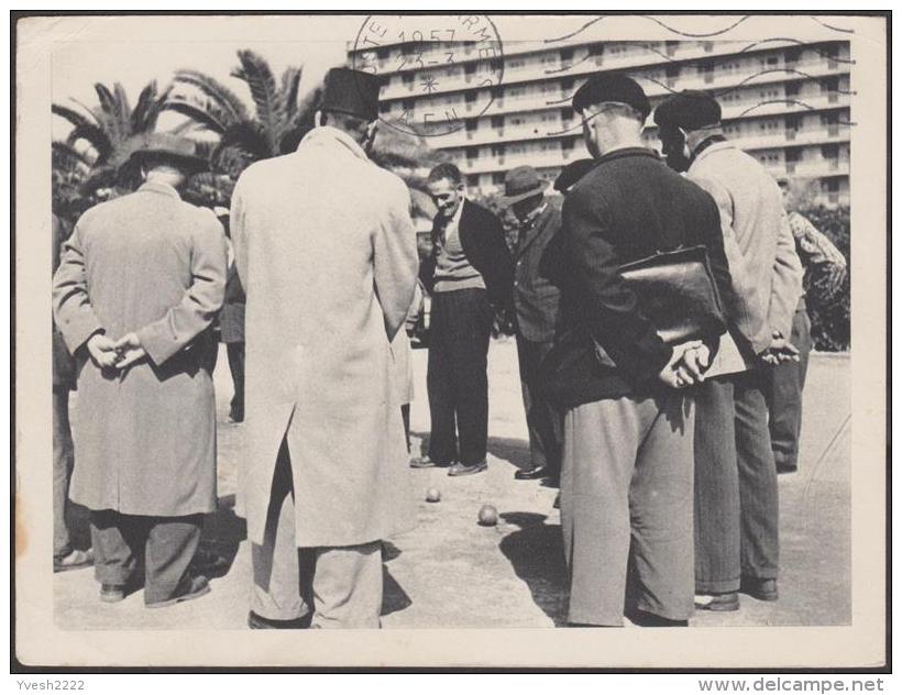 Algérie 1957. Carte Postale Envoyée En FM. Partie De Boules. Vieux Messieurs Avec Chapeaux Ou Bérets, Palmiers - Pétanque