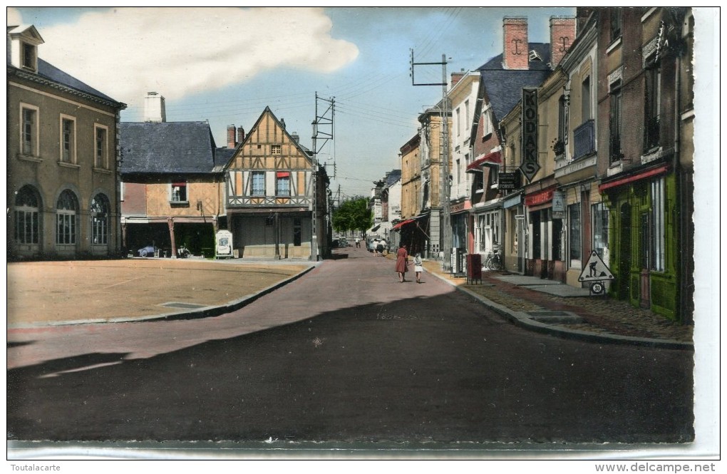 CPSM 35 LA GUERCHE DE BRETAGNE PLACE DE LA BASILIQUE ET RUE NOTRE DAME - La Guerche-de-Bretagne