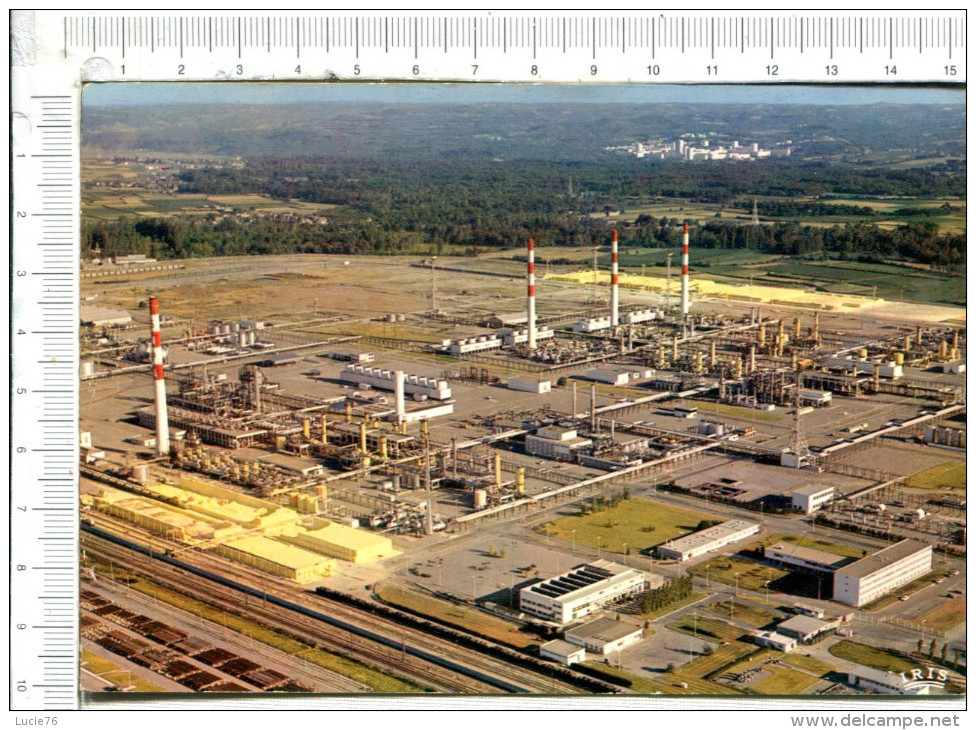 LACQ  -  Dominée Par Ses  Torchères Et Ses Cheminées - Usine De La Sté Nationale Des Pétroles D Aquitaine - Lacq