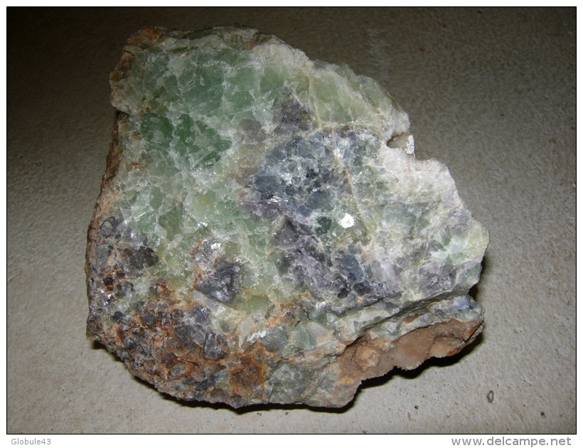 FLUORINE VERTE ET BLEUE AVEC PETITE GEODE DE QUARTZ  19 X 16 X 15 CM Environ 6 KG VALLEE DE LA SENOUIRE - Mineralien