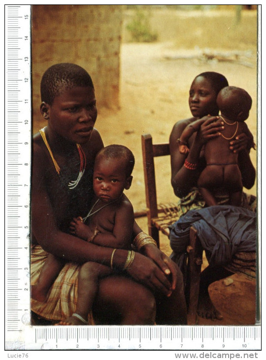 KENYA  -    Une Famille Indigène - Kenya