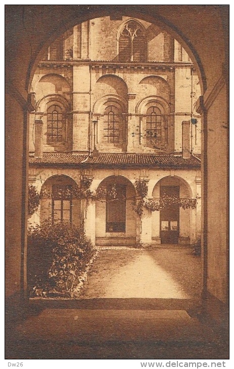 Saint-Maixent-l´Ecole - Caserne Canclaux Installée Dans L´Abbaye Adossées à L´Eglise Gothique - Saint Maixent L'Ecole