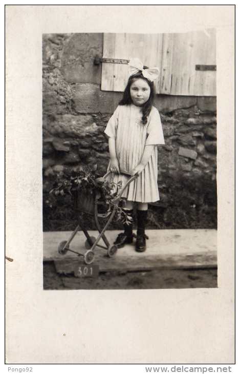 Cpa-photo De Classe D'une Fillette, Belle Robe, Pose Apprêtée, Poussette Fleurie, Numéro 301 (43.10) - Personnes Anonymes