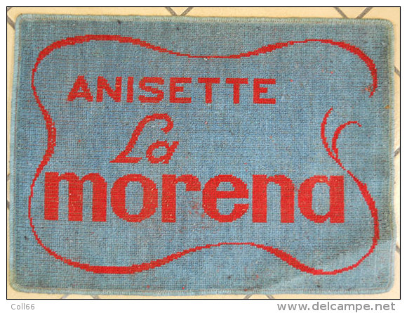 Publicité Anisette La Morena Apéritif Tapis De Jeux Advertising Vintage 61x44.5cm Alcool Port Inclus France Metropole - Alcohols