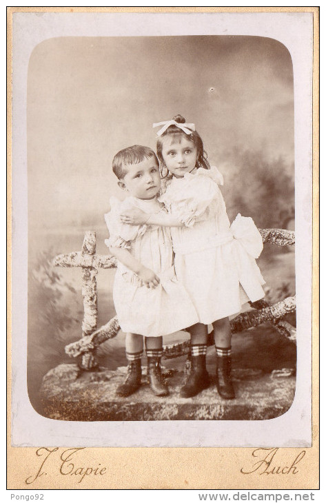 Grande Photo De Deux Enfants, Garçon Et Fille, Les Bottines Sont Curieuses, Studio J.Tapie, Auch (vxp) - Antiche (ante 1900)