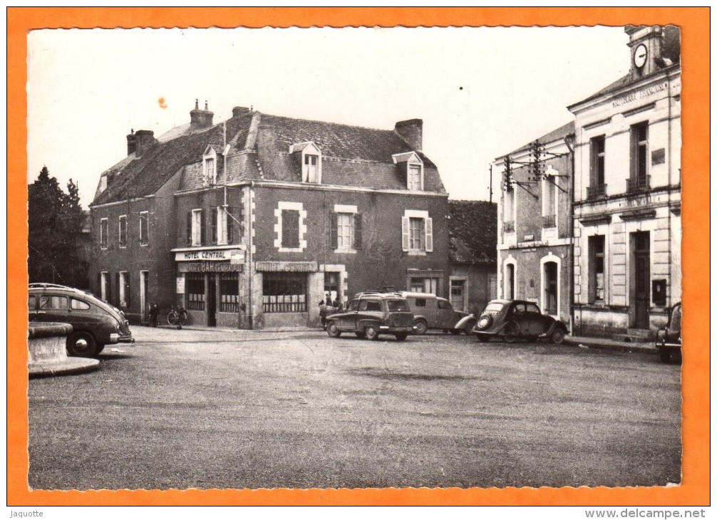 BONNAT - Creuse 23 - La Place Et L´Hotel De Ville - Autos Voitures Hotel Central - Sonstige & Ohne Zuordnung