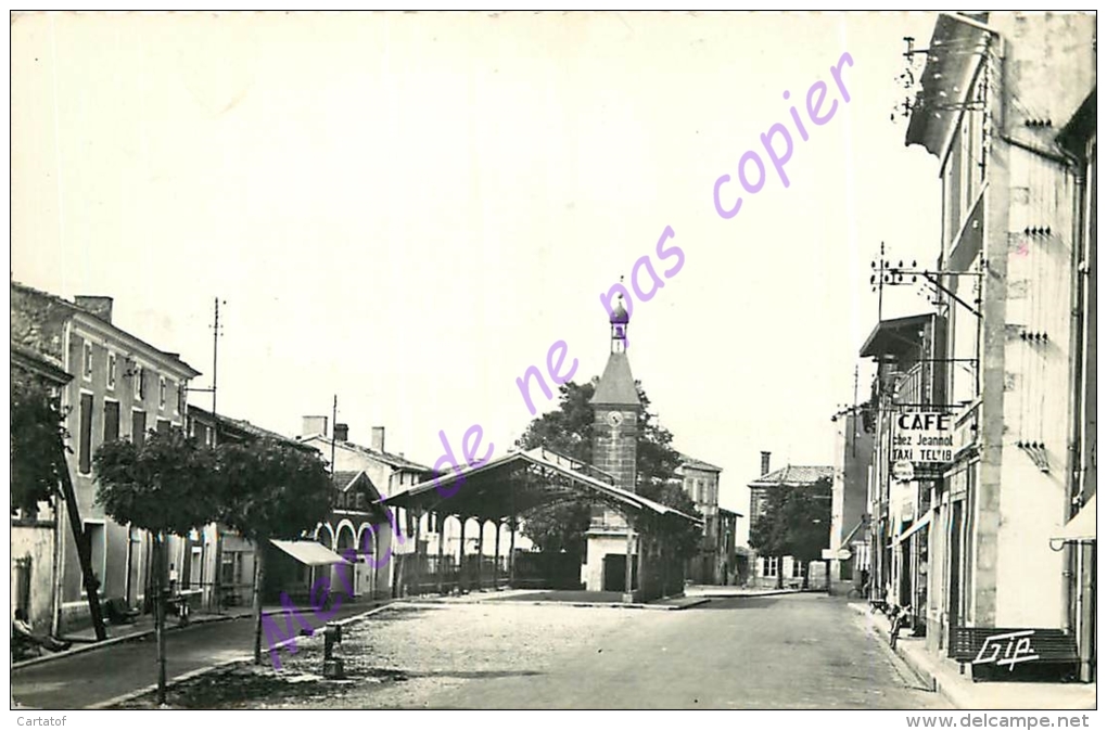 33. GENSAC . La Halle . Le Donjon Et La Place Gambetta . ( Café "Chez Jeannot" ) . - Altri & Non Classificati