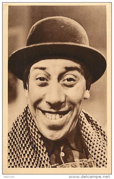 Ref  B388- Artiste - Fernandel Role De *gedemus *- Dans Regain Film De Marcel Pagnol - Carte Bon Etat   - - Artisti