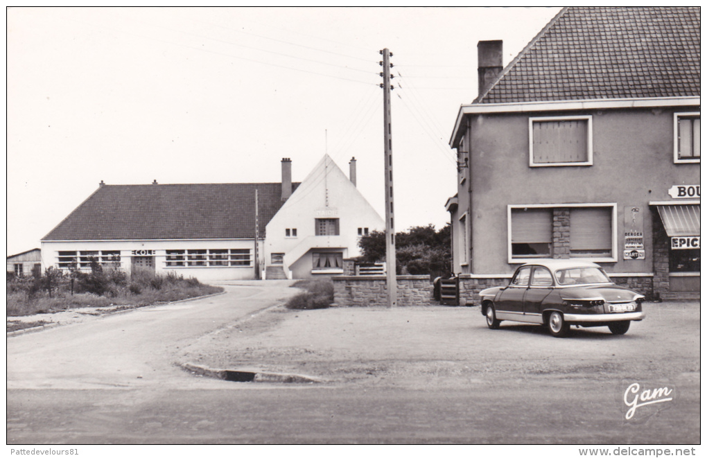 CPSM (Dentelée) (62) AUDINGHEN La Mairie Et L' Ecole Voiture Panhard PL 17 - Andere & Zonder Classificatie