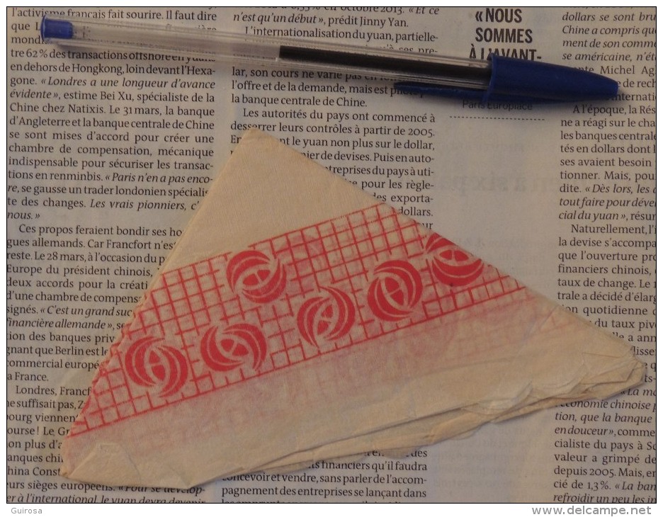 Serviette En Papier Pliée En Triangle Sans Marque Mais Avec Motifs Géométriques Rouges - Paper Napkins (decorated)