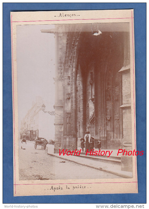 Photo Ancienne - ALENCON ( Orne ) - Porche De L'Eglise - " Aprés La Priére " - Luoghi