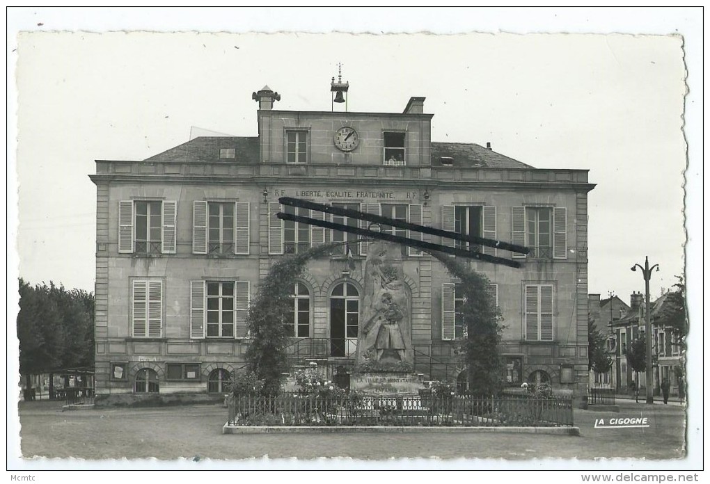 CPSM - Montataire - L´Hôtel De Ville Et Le Monument Aux Morts - Montataire