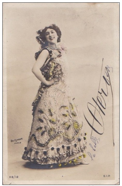 CPA   PHOTO Reutlinger   ARTISTE  La Belle OTERO  Costume De Scène Signature FAC SIMILE  Timbre 1905 - Artistes