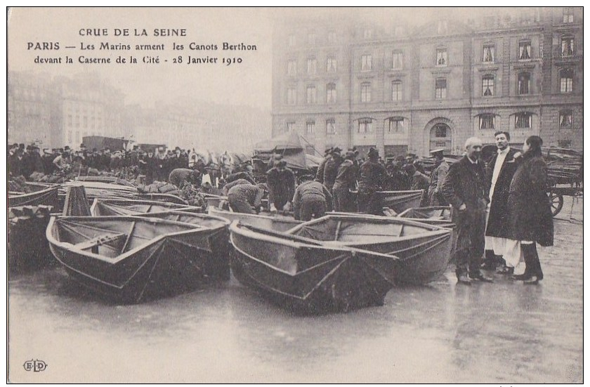 PARIS IV°  Crue De SEINE Inondations 1910  CASERNE De La CITE  Marins Et CANOTS BERTHON à La Rescousse Des Parisiens - Distretto: 04