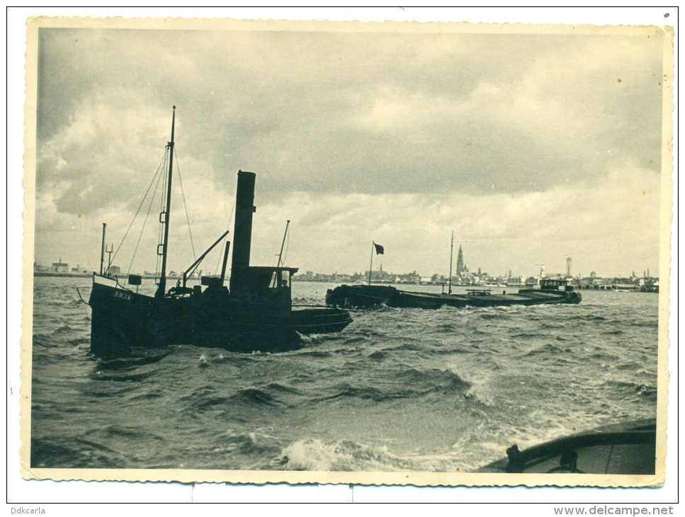 Grote Originele Oude Foto Size = 12 Cm X 17 Cm - Binnenscheepvaart - Antwerpen Sleepboot Met Golgotha 1942 - Barcos