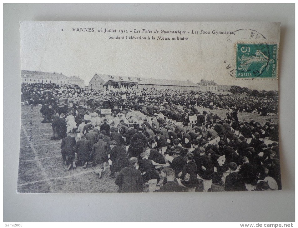 CPA 56 VANNES FETES GYMNASTIQUE 5000 GYMNASTES PENDANT MESSE MILITAIRE - Vannes