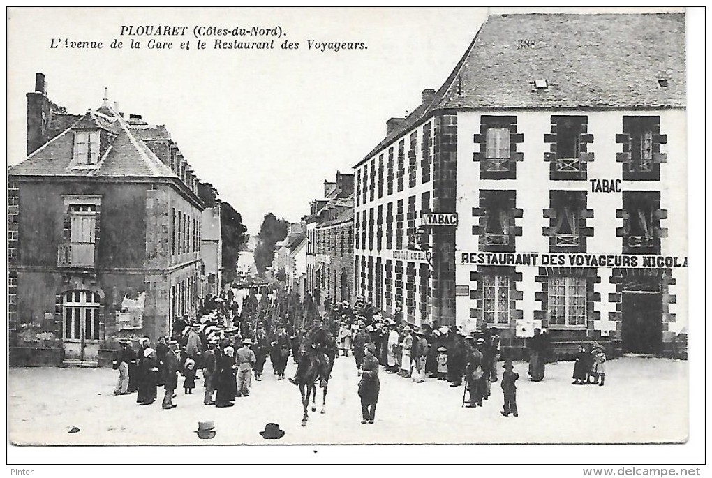 PLOUARET - L'avenue De La Gare Et Le Restaurant Des Voyageurs - Plouaret