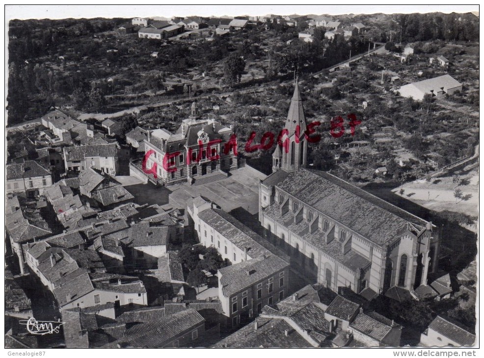 81 - CARMAUX - VUE AERIENNE DE L' HOTEL DE VILLE ET L' EGLISE - Carmaux