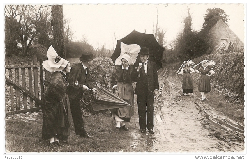 Costumes Normands Du XIXe Siècle "Ch'est Un Temps Poussant" - Carte-photo Pupilles De L'Ecole Publique De La Manche - Costumes