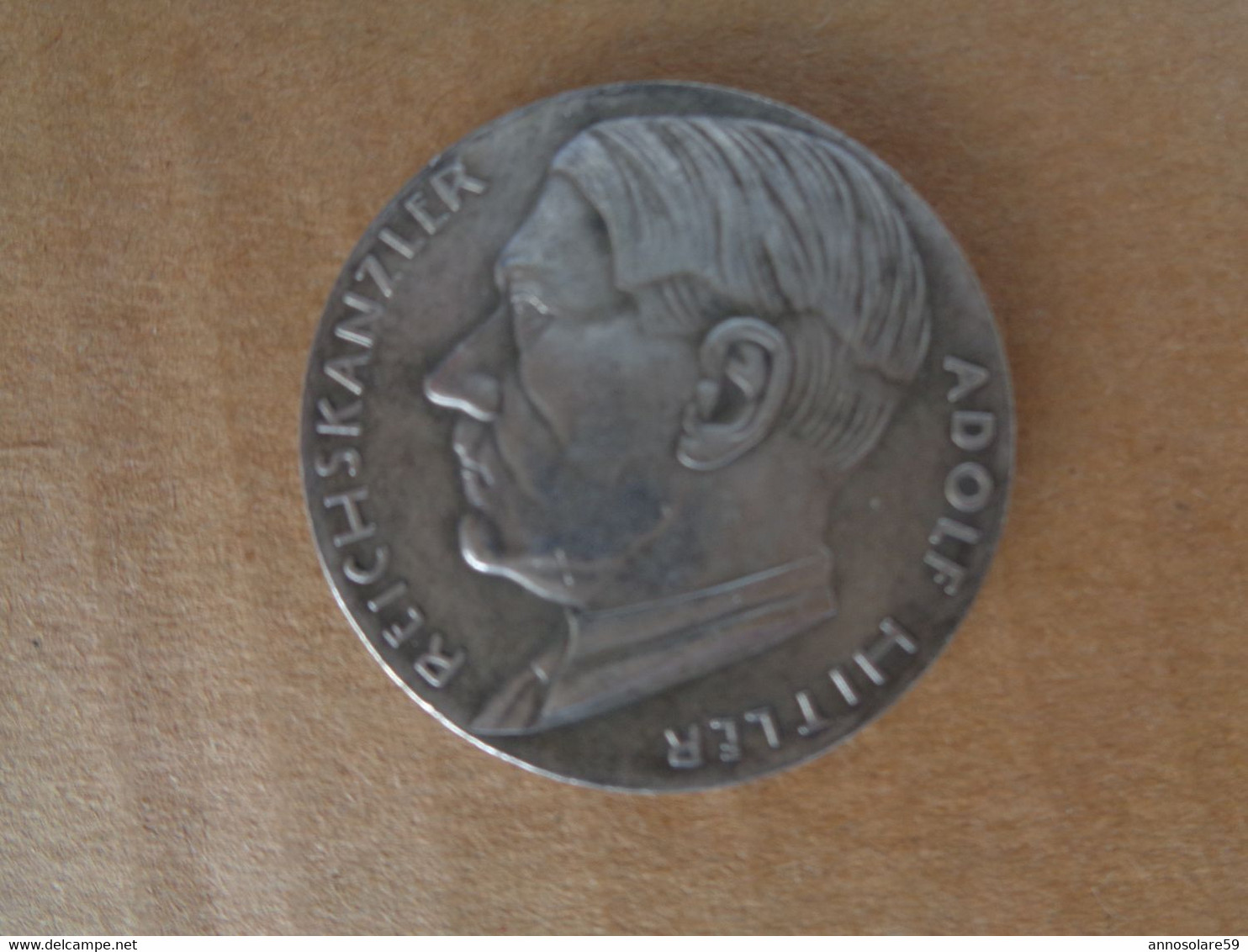 MEDAGLIA TEDESCA CON SVASTICA "ADOLF HITLER" REICHSKANZLER - LEGGI - Royaux/De Noblesse