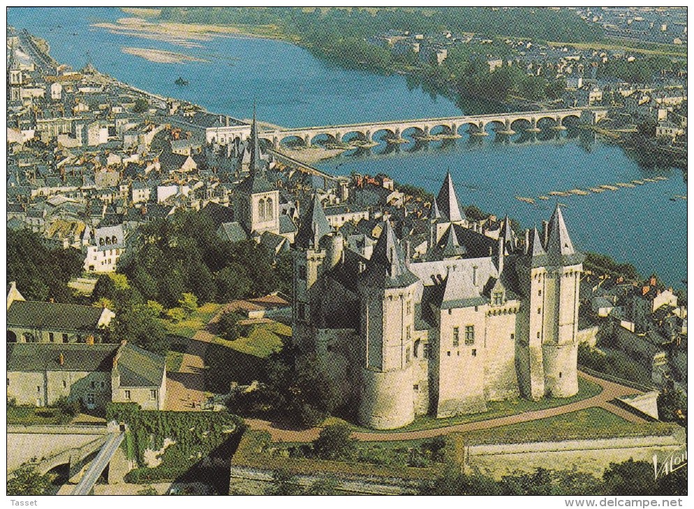 Vue Aérienne Du Village De  : Saumur 49 Et Son Château - Châteaux