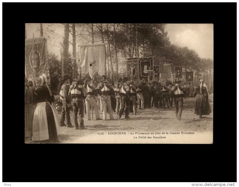 29 - LOCRONAN - Procession - Bannières - Troménie - Locronan