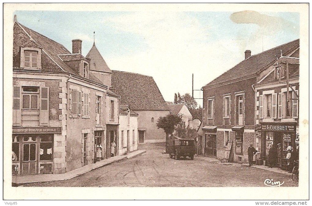 18 - SAINT SATURNIN - Belle Vue Animée Place De L'Eglise . Coiffeur L.Coubret , Vieille Voiture ) - Saint-Saturnin