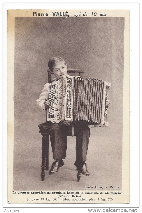 10150 - Pierre Vallée Le Virtuose Accordéoniste Populaire Habitant Champigny - Musique Et Musiciens