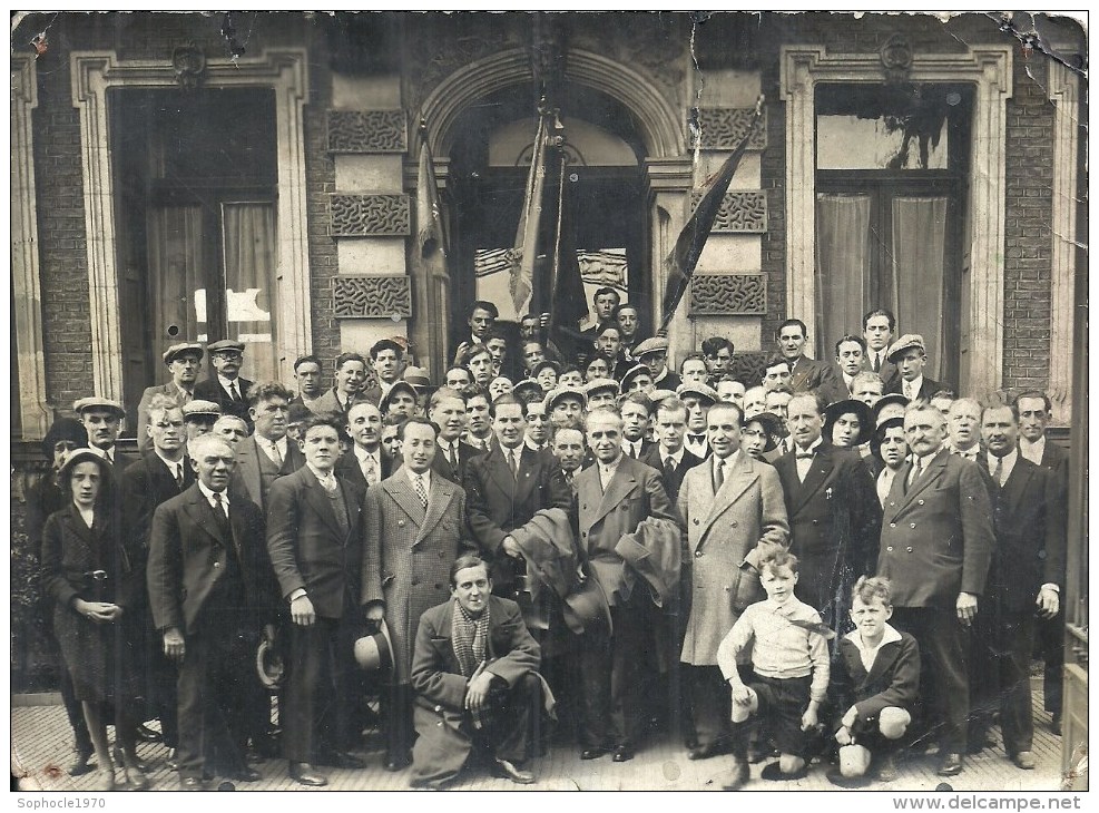 62 PAS DE CALAIS HENIN LIETARD - Photo De Presse Format 13x18 Cm Groupe Et Porte Drapeaux Hôtel De Vil - Henin-Beaumont