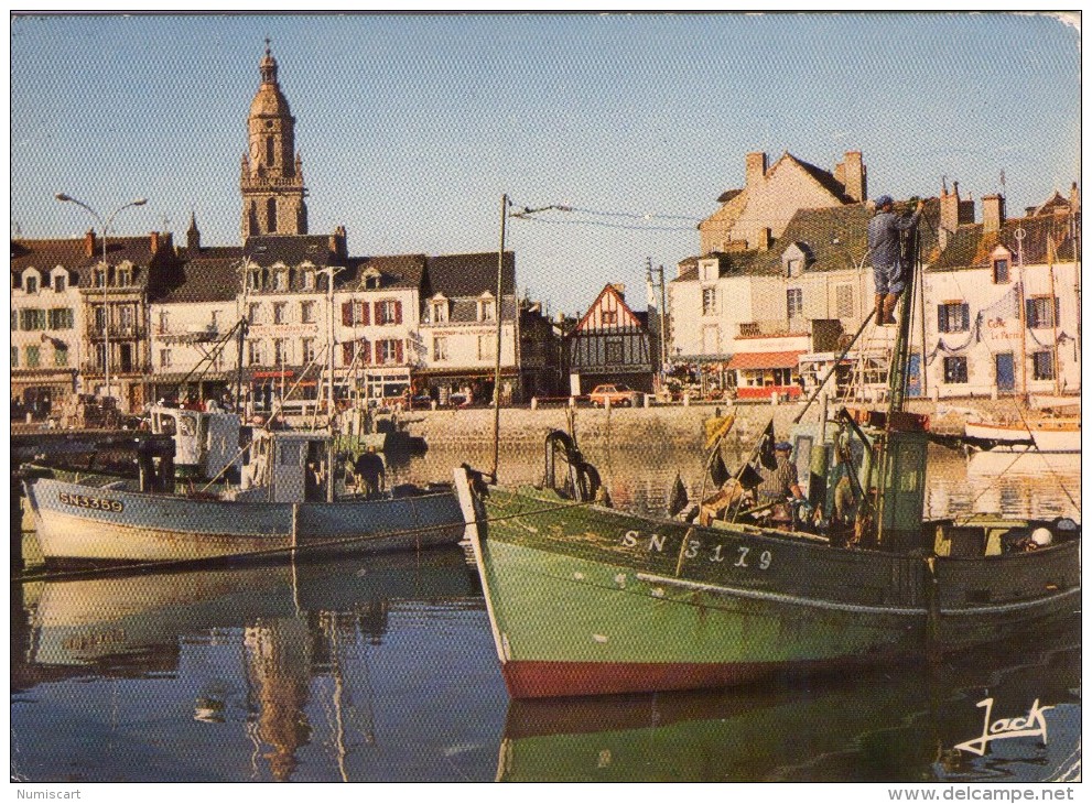 Le Croisic.. Animée.. Belle Vue Du Port.. L'Eglise.. Bateaux De Pêche.. Chalutiers - Le Croisic