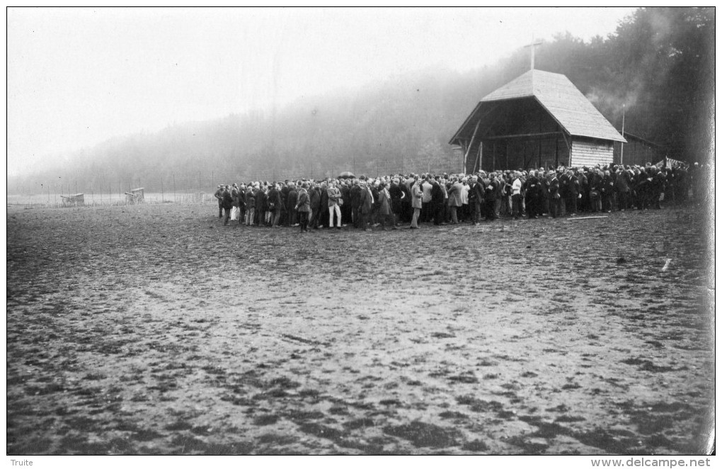 HOLZMINDEN CARTE PHOTO  CAMP DE PRISONNIERS FRANCAIS PENDANT LA GUERRE DE 1914-18 GROUPE DE PRISONNIERS DEVANT LA CHAPEL - Holzminden