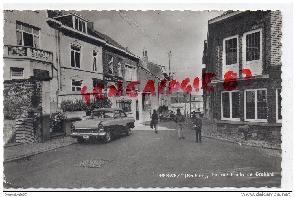 BELGIQUE - PERWEZ - BRABANT- LA RUE EMILE DE BRABANT - VOITURE - Perwez