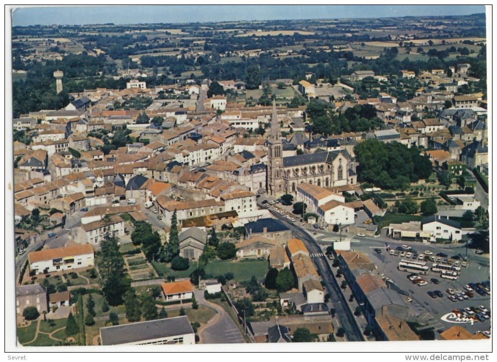 LA CHATAIGNERAIE     - Vue Panoramique   Aérienne. Le Centre Du Bourg .  CPM - La Chataigneraie