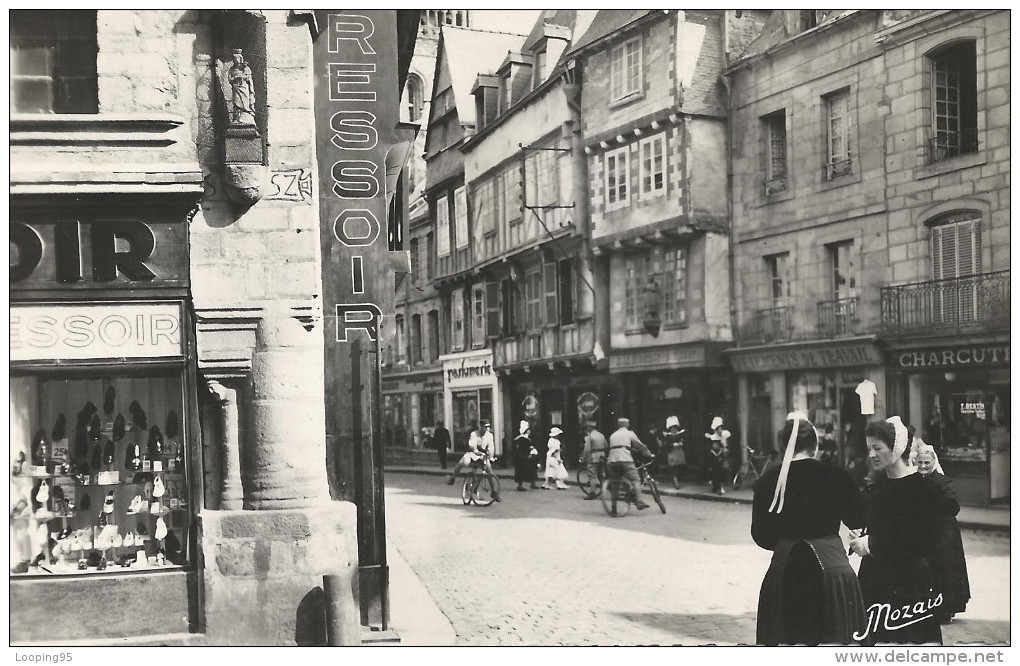 QUIMPER-RUE KEREON-MAISON-COMMERCE-STATUE-CHARCUTERIE-PARFUMERIE-FEMME-COSTUME-BIGOUDIN-VELO - Quimper