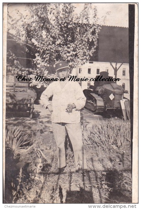 CPA PHOTO MILITAIRE DEVANT CHAR RENAULT TANK AVEC SON CHIEN 585 - Maniobras