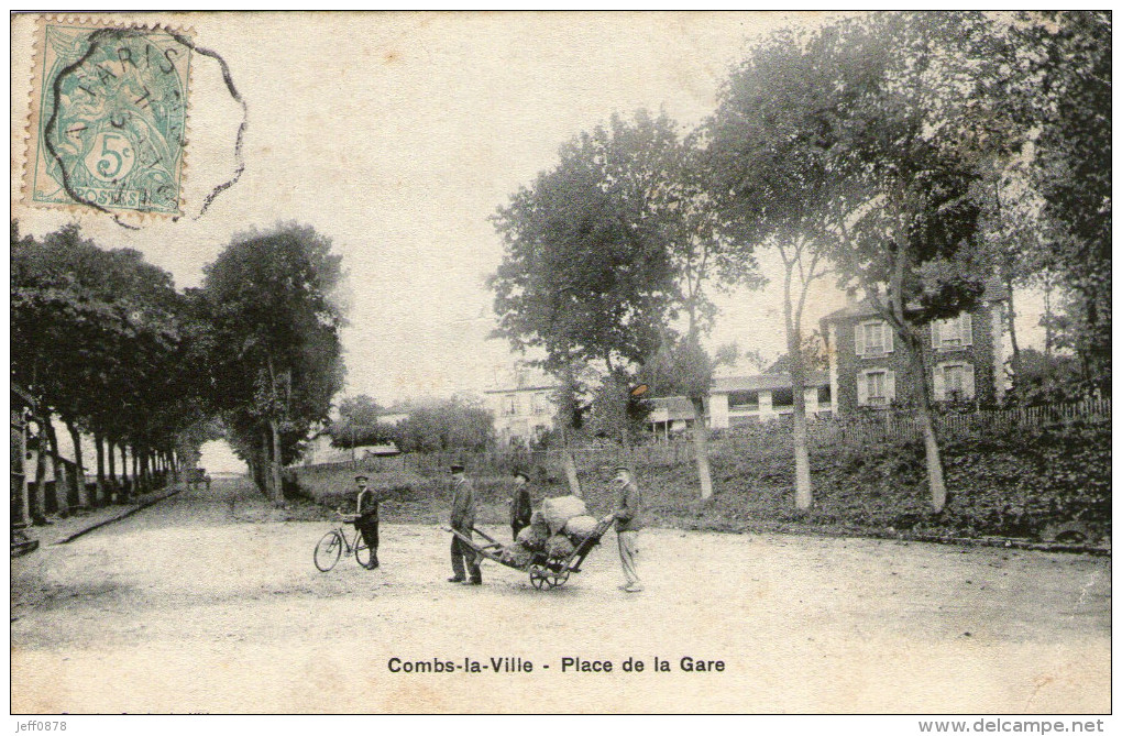 77 - SEINE ET MARNE - COMBS LA VILLE - Place De La Gare - 1906 - Très Bon état - 2 Scans - Combs La Ville