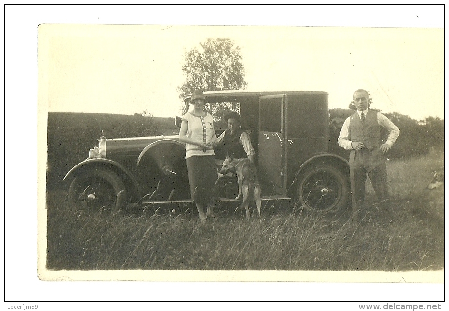 PHOTOS  D UNE FAMILLE COUPLE  DANS UNE AUTOMOBILE VOITURE ANCIENNE VERS LES ANNEE 1920 A IDENTIFIER - Automobiles