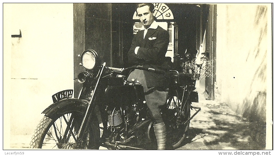 PHOTO  D UNE ANCIENNE D UNE MOTO AVEC SON PROPRIETAIRE DANS LES ANNEES 1920 - Sonstige & Ohne Zuordnung