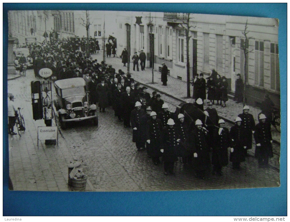 CARTE PHOTO  FUNERAILLE POMPIERS PORTANT LE CERCUEIL   (NON SITUEE) - Funeral