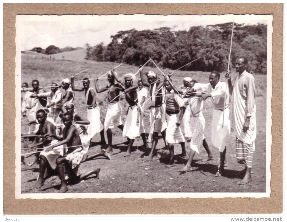 KENYA , TANZANIE ?? - LOT DE 2 CARTES OU DE 2 PHOTOS - MASAÏ , MAASAÏ , MASSAÏ ?? - DANSE - HOMME - GARCON - Tanzanie