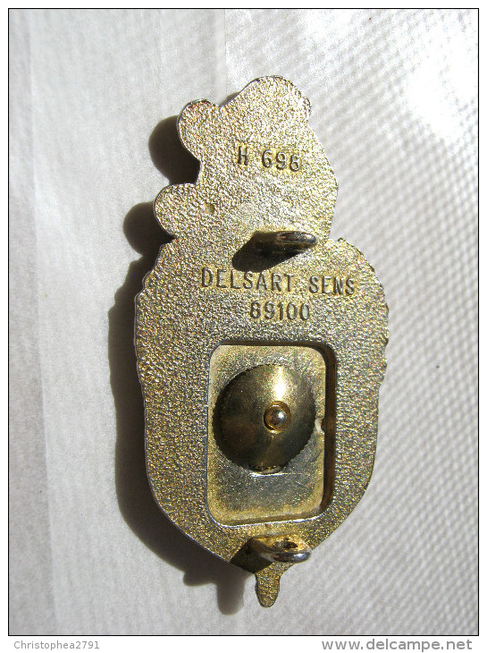 ANCIEN INSIGNE DE LA GENDARMERIE NATIONALE ECU EMAILLE ETAT EXCELLENT - Police & Gendarmerie